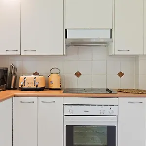 https://treetops-lakeside-guest-house.hotelsbyronbayaustralia.com